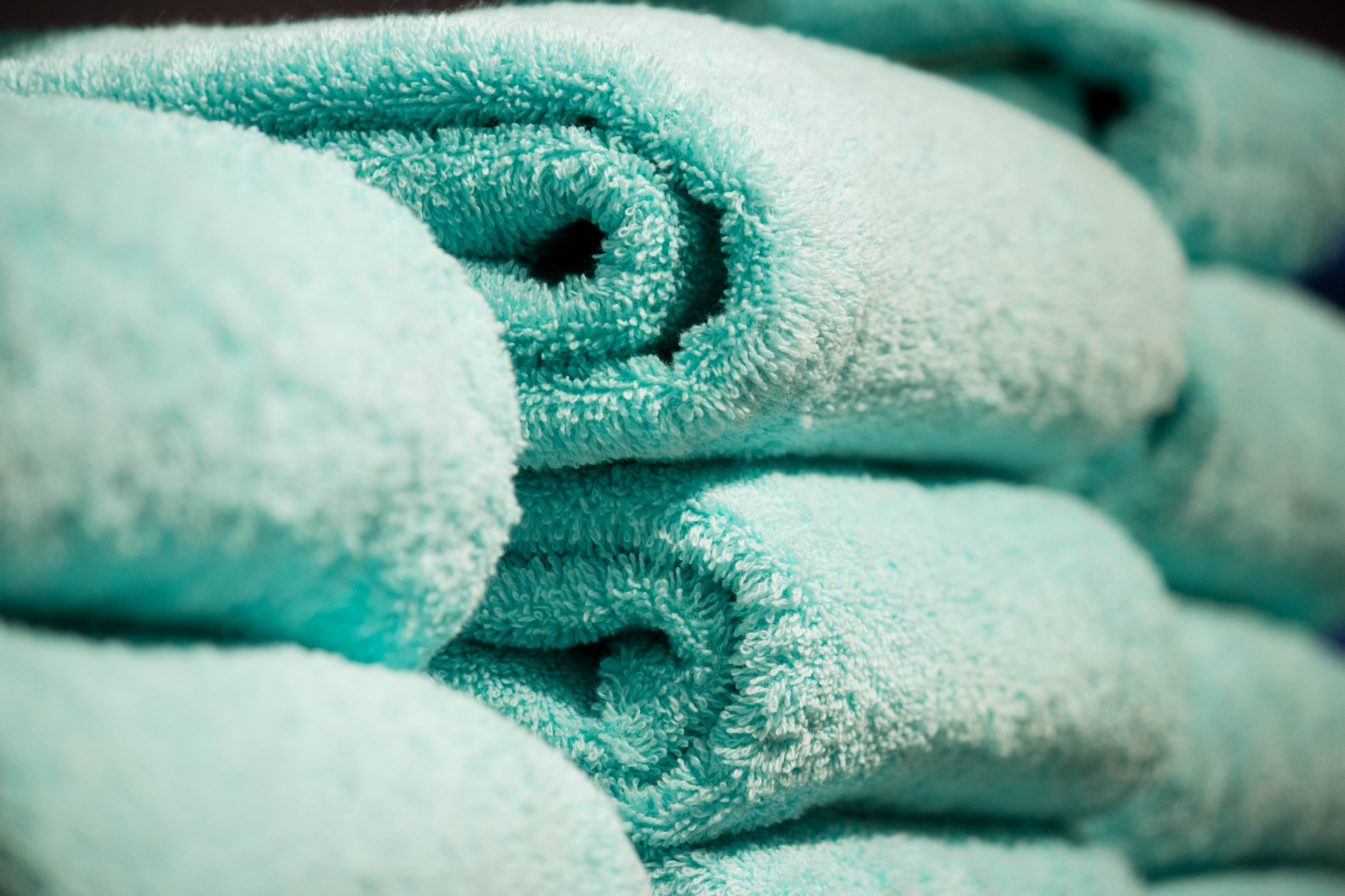 Trucos para eliminar el olor a humedad de toallas baño