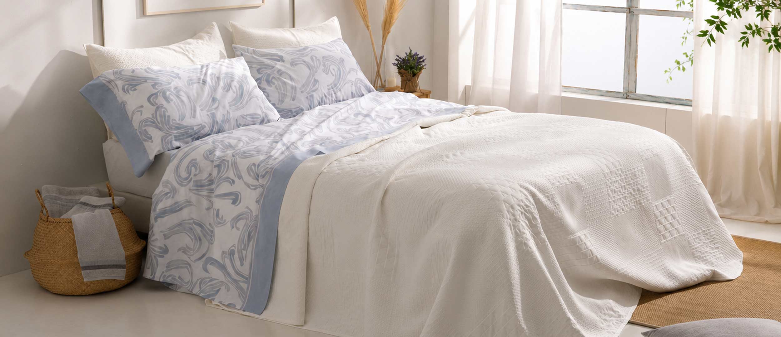 Ropa de cama en color blanco con motivo bordado